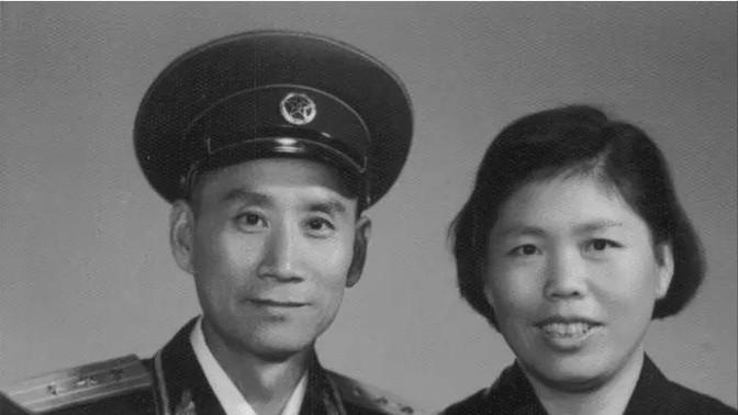 1953年初春，朝鲜战场还在下雪，胡世浩拎着两壶热水，趁着一轮炮火间歇，踩着碎石
