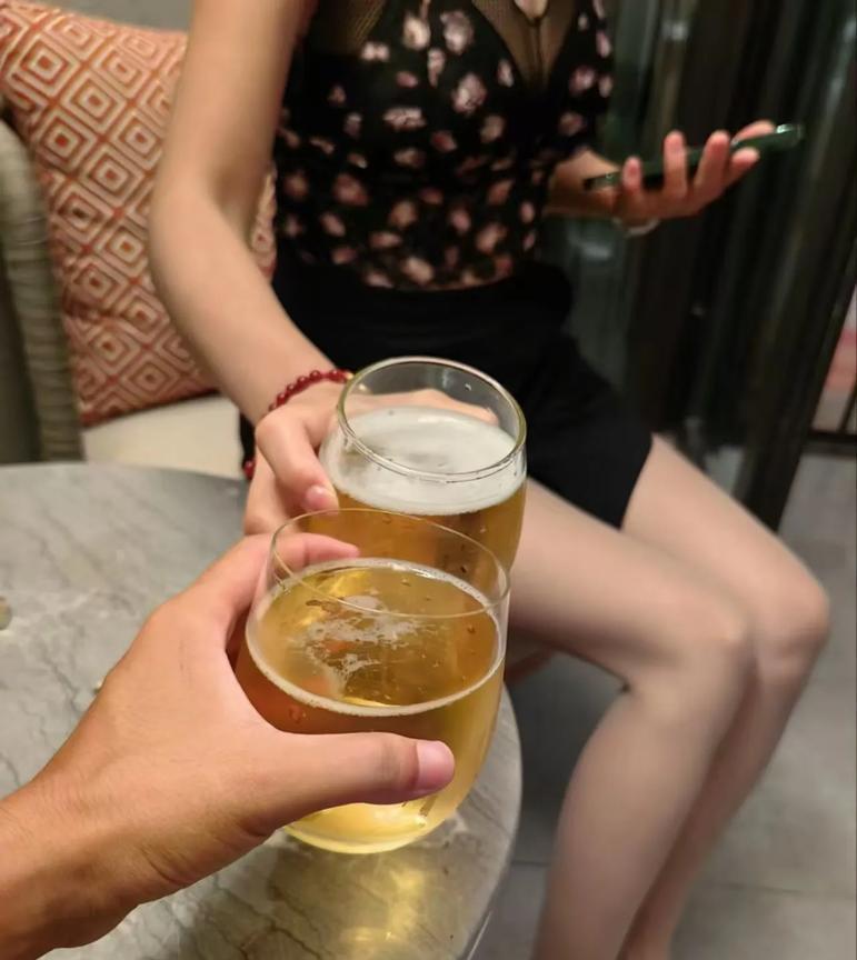 他们这是在干什么？
这看着也不像在饭店，女孩貌似穿着清凉，也很漂亮。一双酒店用的