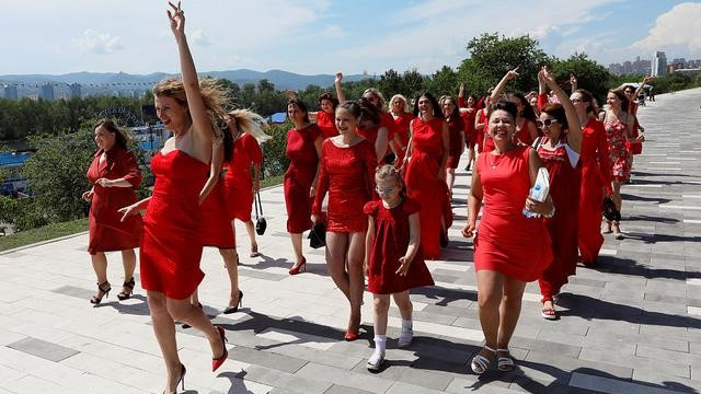 俄罗斯姑娘远嫁中国，不想新婚夜的一场做派，竟吓坏了丈夫