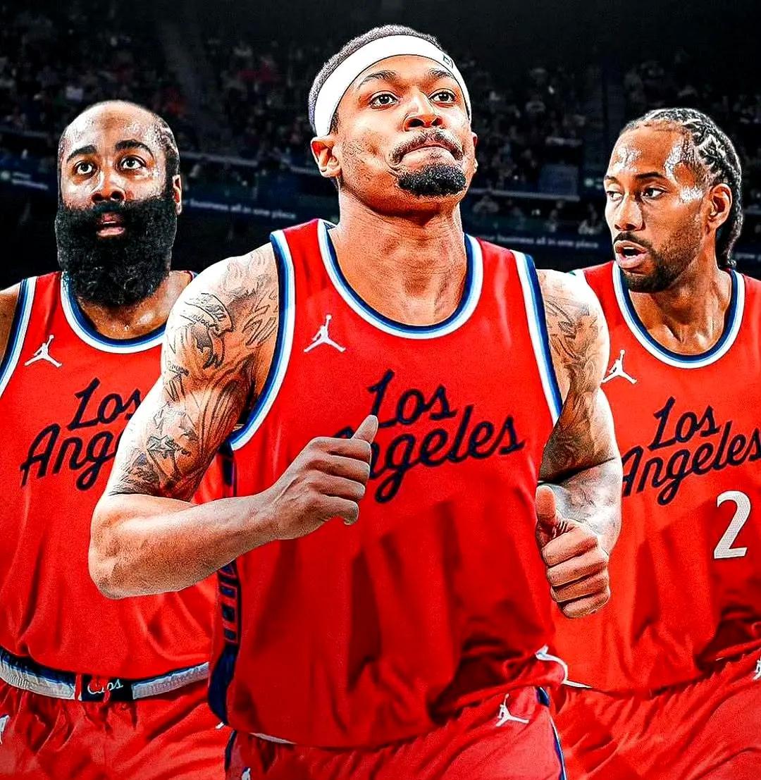 不得不说，大胡子哈登劝人真有一套，交际这块人缘好不是吹出来的。据记者Brian 