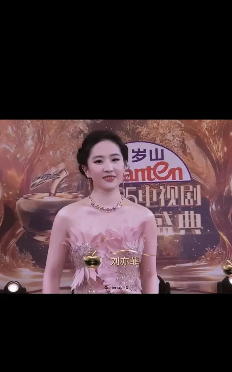 她好像不是很好看了
只要打光不完美，就显出脸姨化严重。剧里也是这样，非常依赖打光
