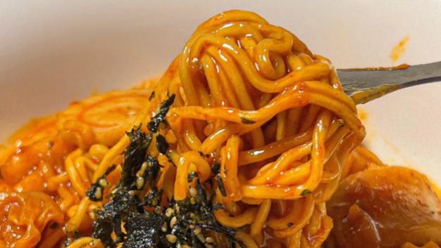 韩式年糕泡面：甜辣软糯超上头，十分钟煮出追剧必备的罪恶快乐！