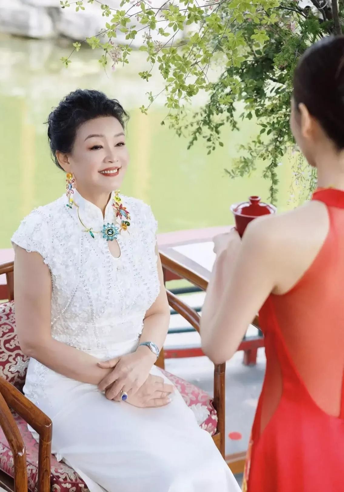 汪小菲妈妈张兰和汪大爷罕见同框，这爷俩简直一个模子刻出来的，连站姿都像复制粘贴。