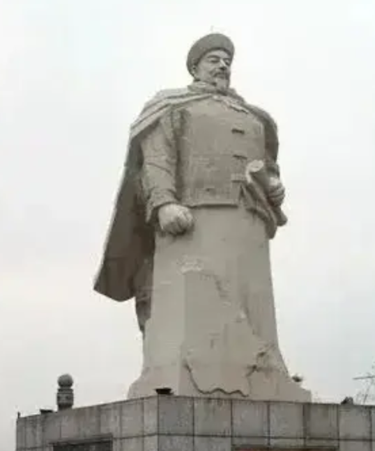 1864年，清政府平定“太平天国”后，元气大伤，无论财力，人力等各方面都撂襟见肘