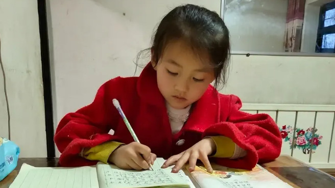 3年前，小女孩因笑容走红，拒绝百万合约，如今过得怎样？