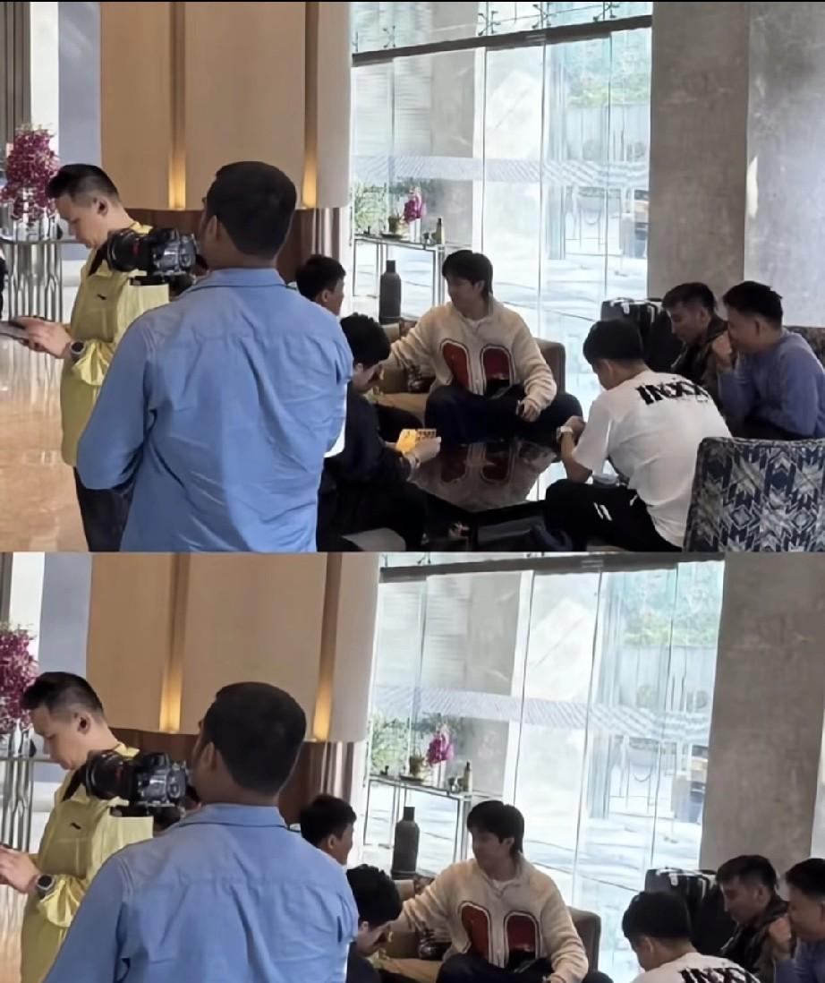 国乒平安到达了印度，
男队全部聚集在一起，
大头跟大胖等人还在玩牌，
德华在看手