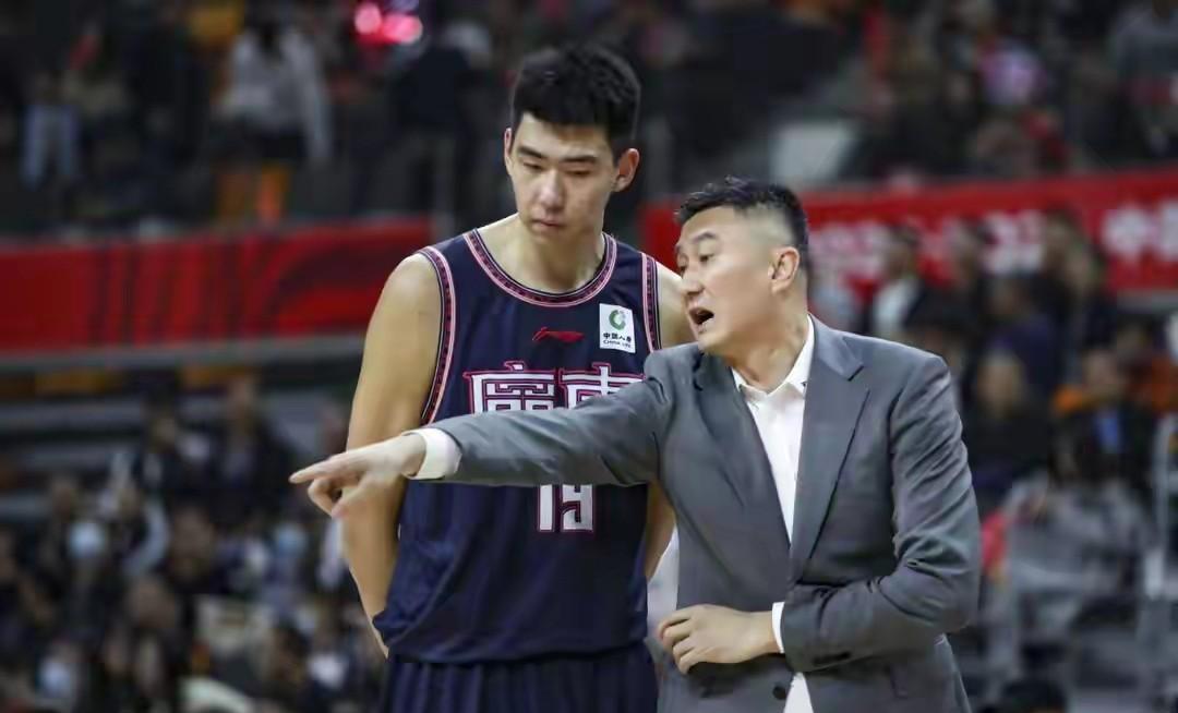广东目前对徐昕是，丢了是颗草，留下当宝看
CBA20支球队最精明要属广东队，人们