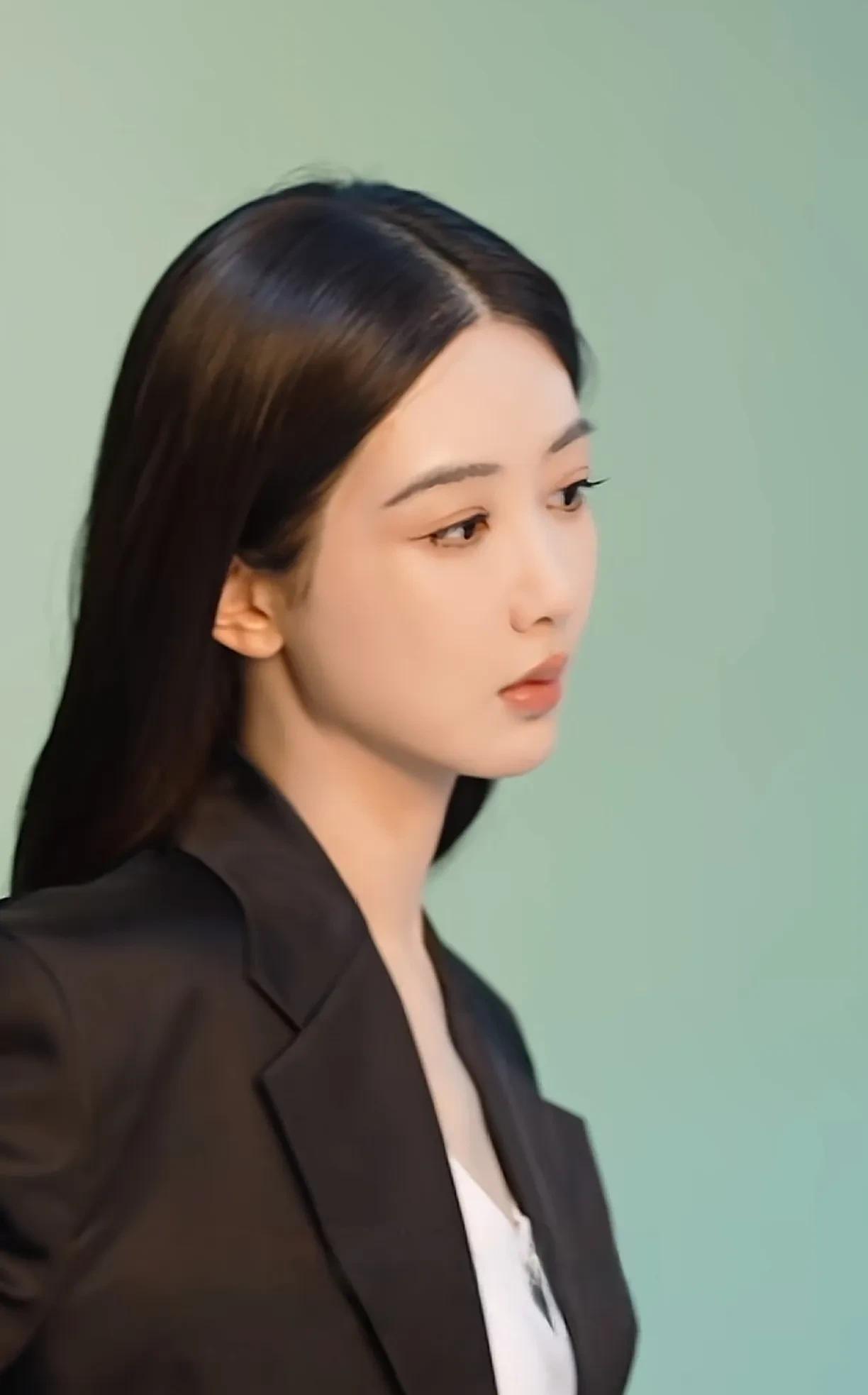 突然间刷到杨紫代言的美妆广告，第一时候间，还没认出来是她，不得不说，这变化实在太