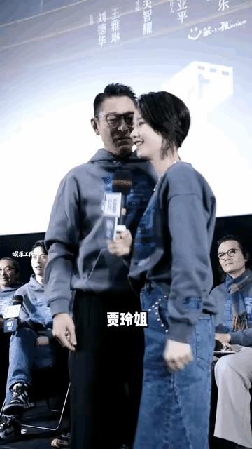 刘德华对刘雅瑟难道只是单纯的欣赏吗？这眼珠子都快掉到人家脸上了。
首先，他站在刘