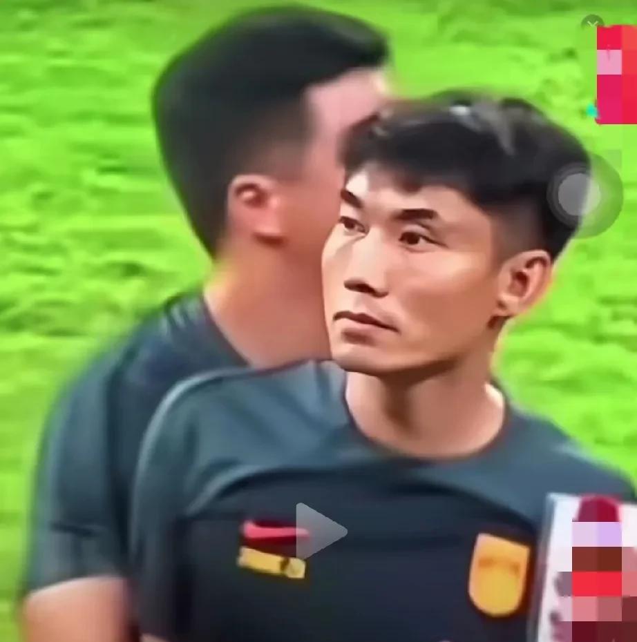 郑智为什么在球迷心目中不受欢迎，反对他加入国家队教练组的声音不绝于耳呢！
第一个