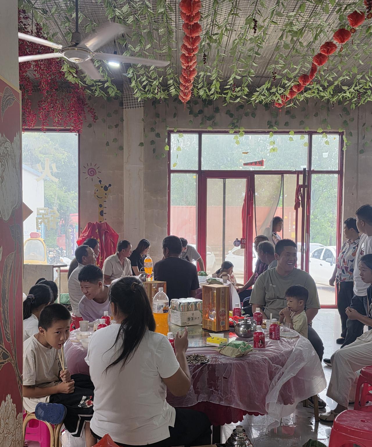 村里的订婚宴……
中午家里有客人，我在隔壁村饭店订了10个菜，12点来取菜时，正