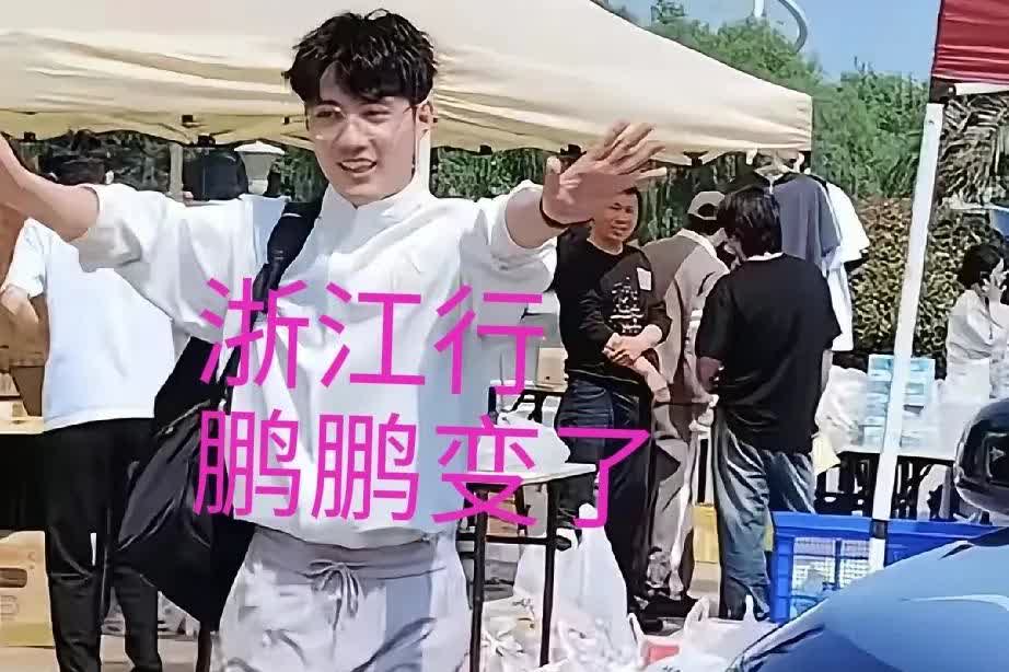 看着镜头前从容指挥全场的鹏鹏，眼眶突然发热——那个躲在宇辉身后腼腆递话的少年，竟