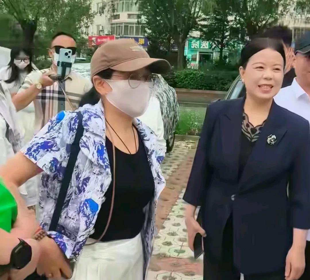 柴桑大姐说到小熊在庭上的表现，
真的是一言难尽！
小熊居然直呼老姚的名字，
大姐