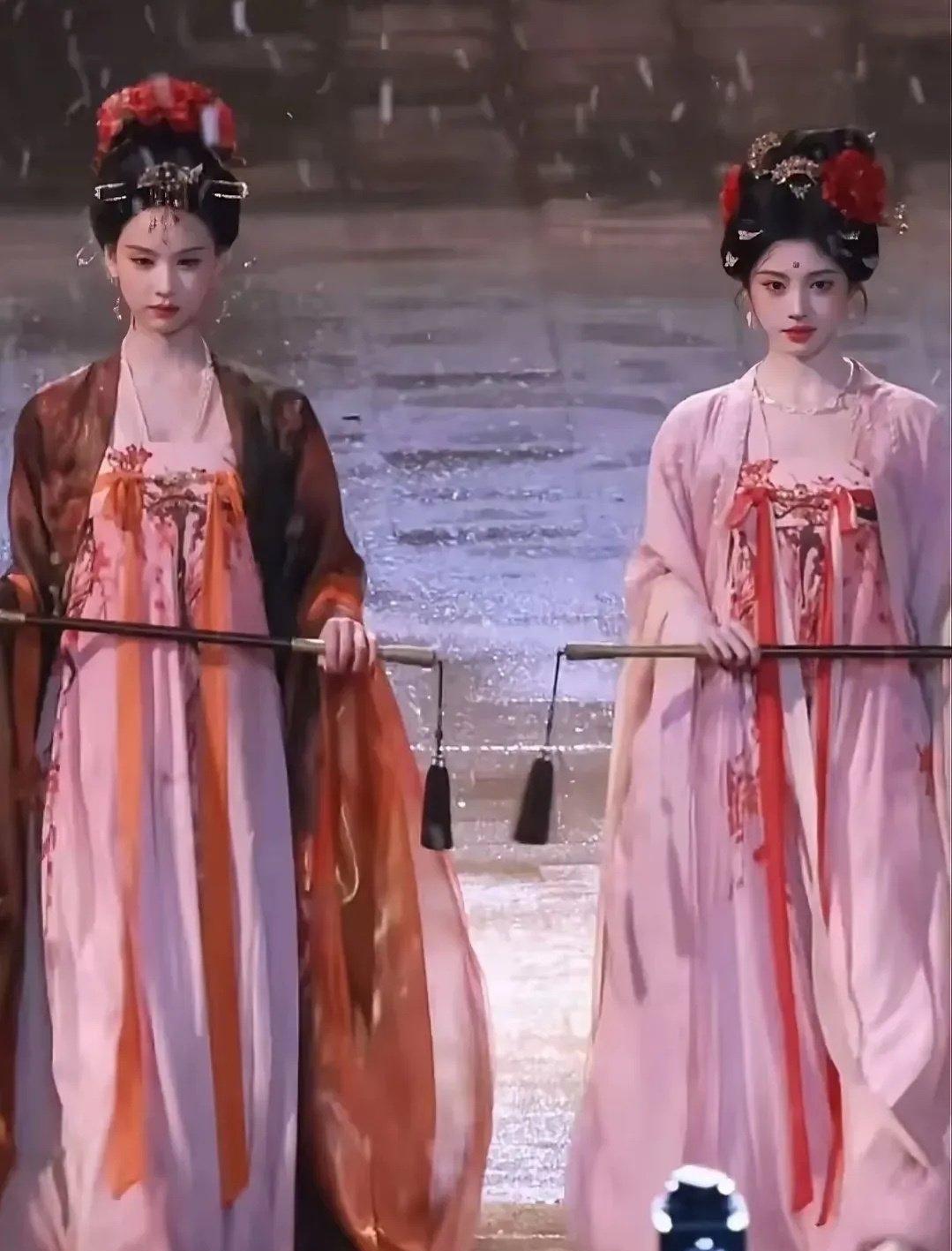 有人说，天然脸陈都灵不如人工脸鞠婧祎漂亮，但个人觉得倒像是妆容的锅。
