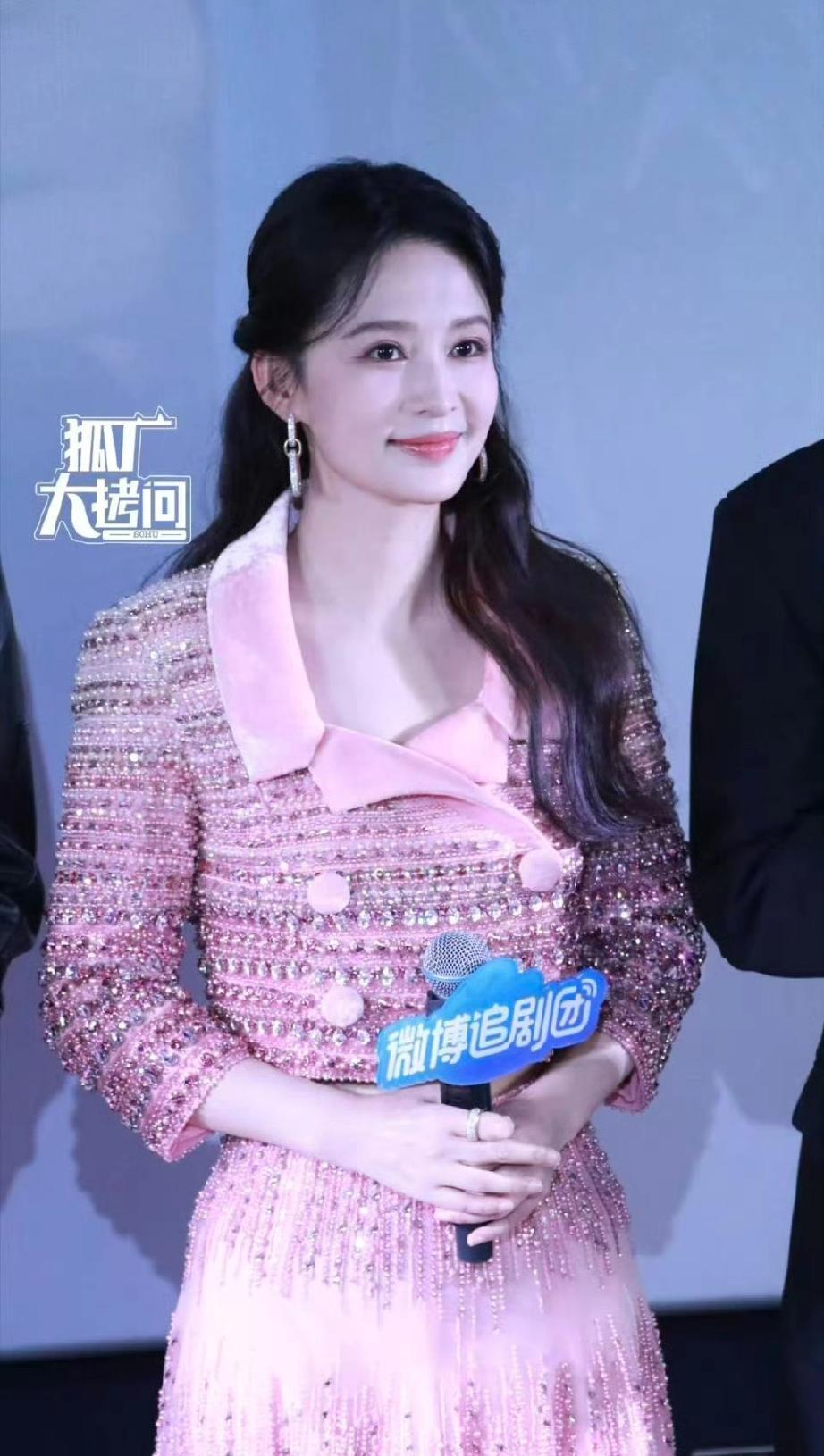 李沁还挺大方的[赞]
今天参加线下活动给现场工作人员准备了很多礼物，看的出来她挺