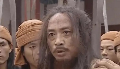 奇了怪了，村上一对快奔六的夫妻因为十多年前的一场战斗，两人是你住东屋他住西屋，各