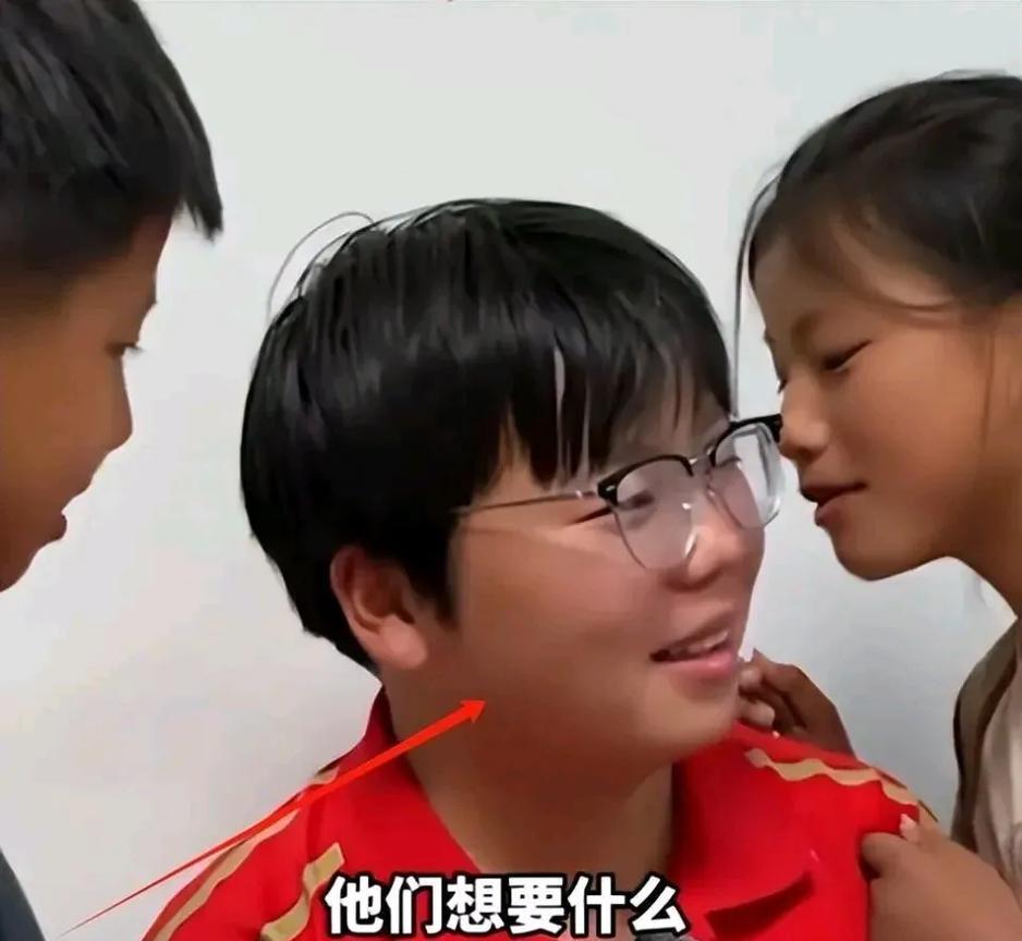 20岁的江苏沭阳女孩小陈，靠送外卖独自承担起抚养3个弟妹的重担。
为了养活他们，