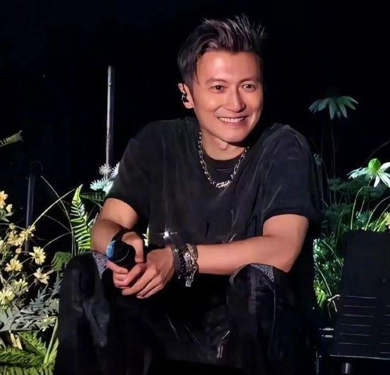 王菲现身谢霆锋演唱会，谢霆锋还特意演唱了二人的定情曲《玉蝴蝶》。
一个在台上卖力