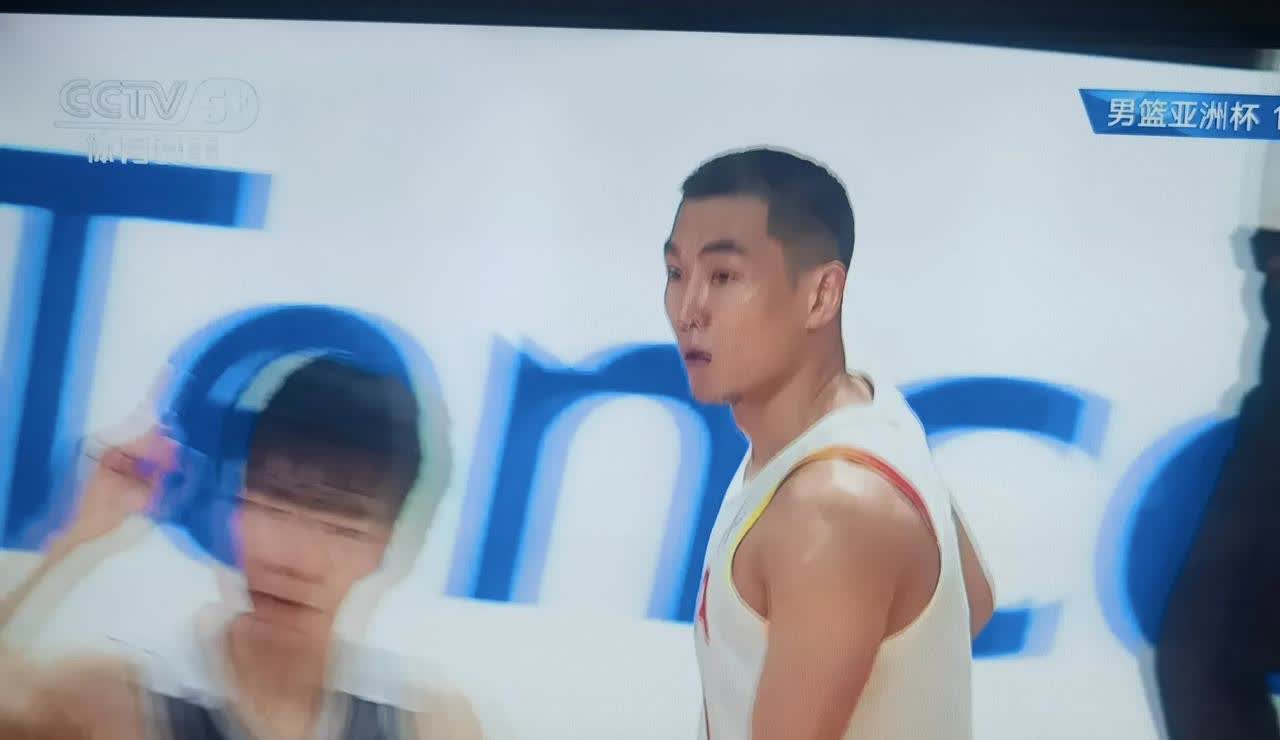 46：35！上半场结束，亚洲杯男篮，中国男篮领先韩国男篮11分。
      