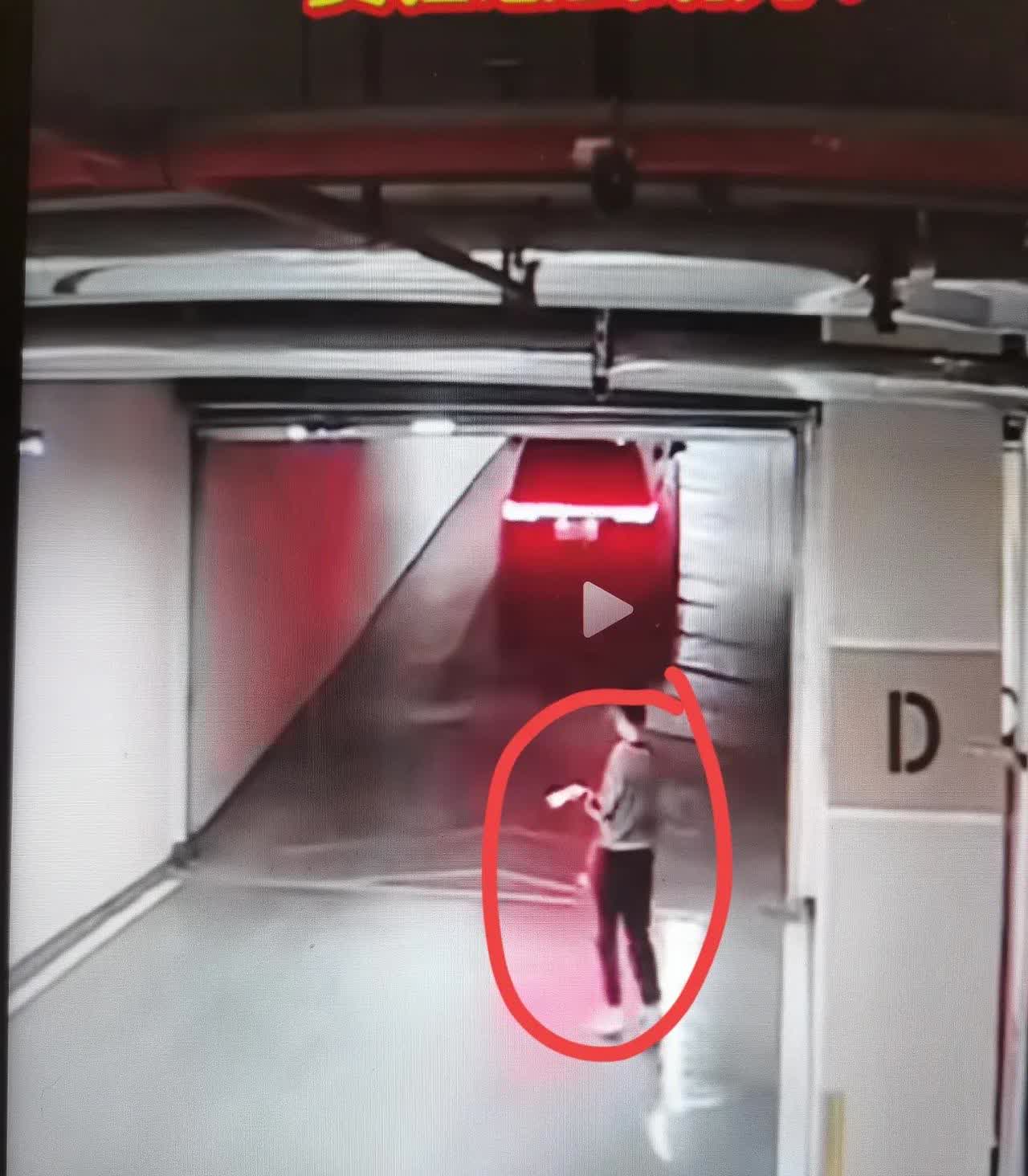 熊孩子恶作剧玩新花样，地库口放桩致一进入车辆撞墙受损！网友：这家长又要破费了！