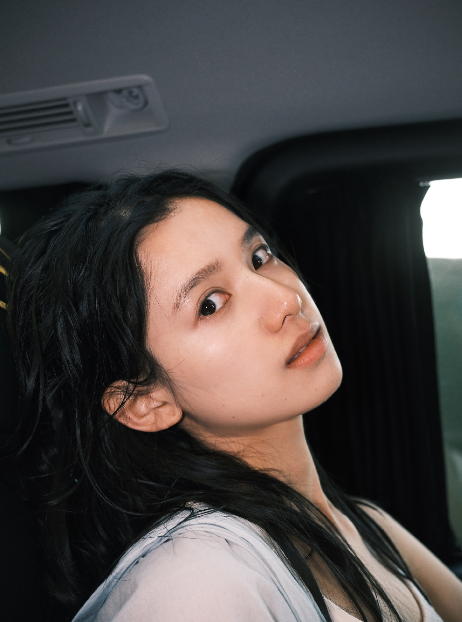 张婧仪晒光影侧颜照，五官精致美貌吸睛 