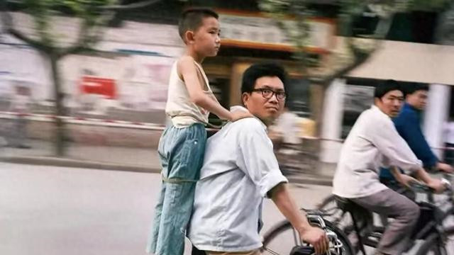 年初六远行，岳母拄拐往后备箱塞腊肠腊肉，我瞬间泪目