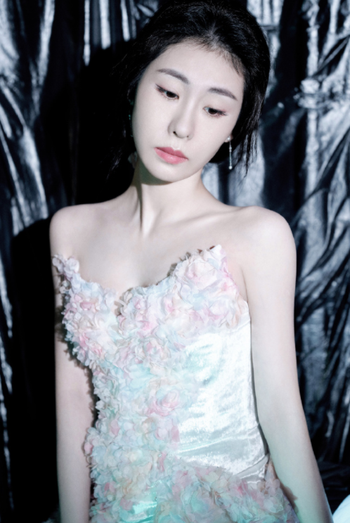 张碧晨这流光溢彩的礼服，看着真的很赏心悦目！ ​​​