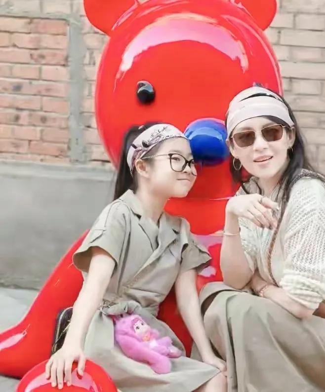 8月14日，有网友在香港某商场偶遇章子怡带女儿醒醒逛街。同行还有一位白衣黄发女孩