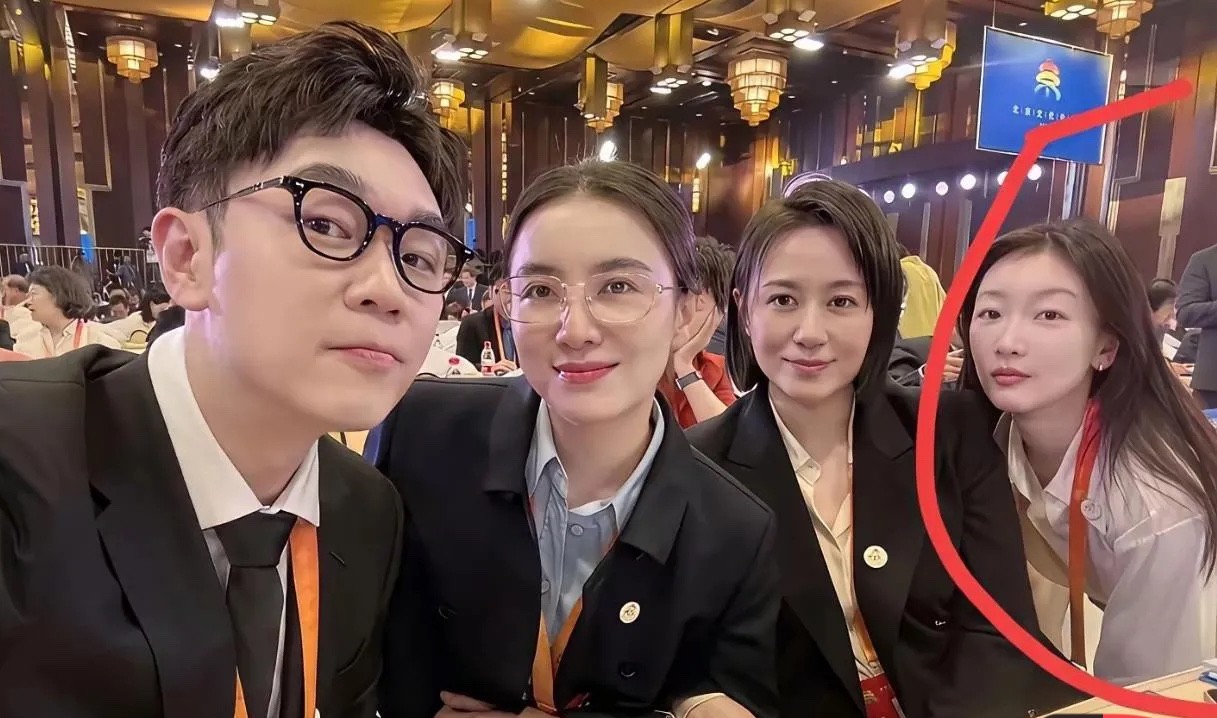 大鹏宋佳和马丽我认识，后面这位女士是谁？也非常有气质