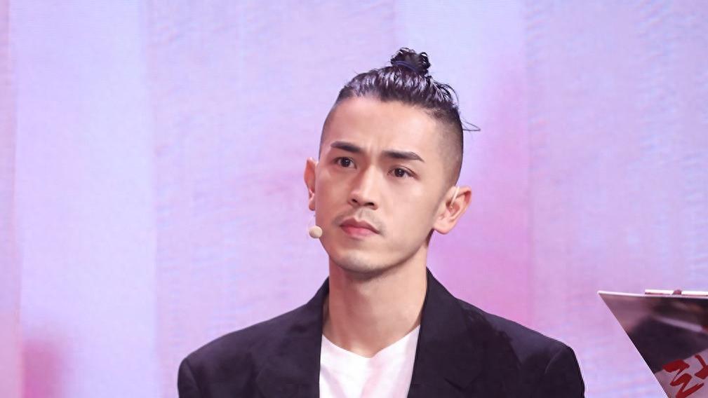 他曾演《三十而已》被形容渣男字典，影视寒冬无戏拍仍传播正能量