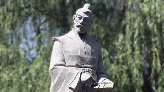 王粲出身高贵且少年早成，蔡邕对其十分欣赏甚至深感自愧不如