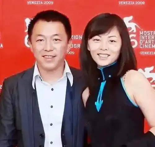 黄渤曾说，自己没火的时候身边全是嘲讽声，火了之后身边全是讨好声。
从组建乐队到住