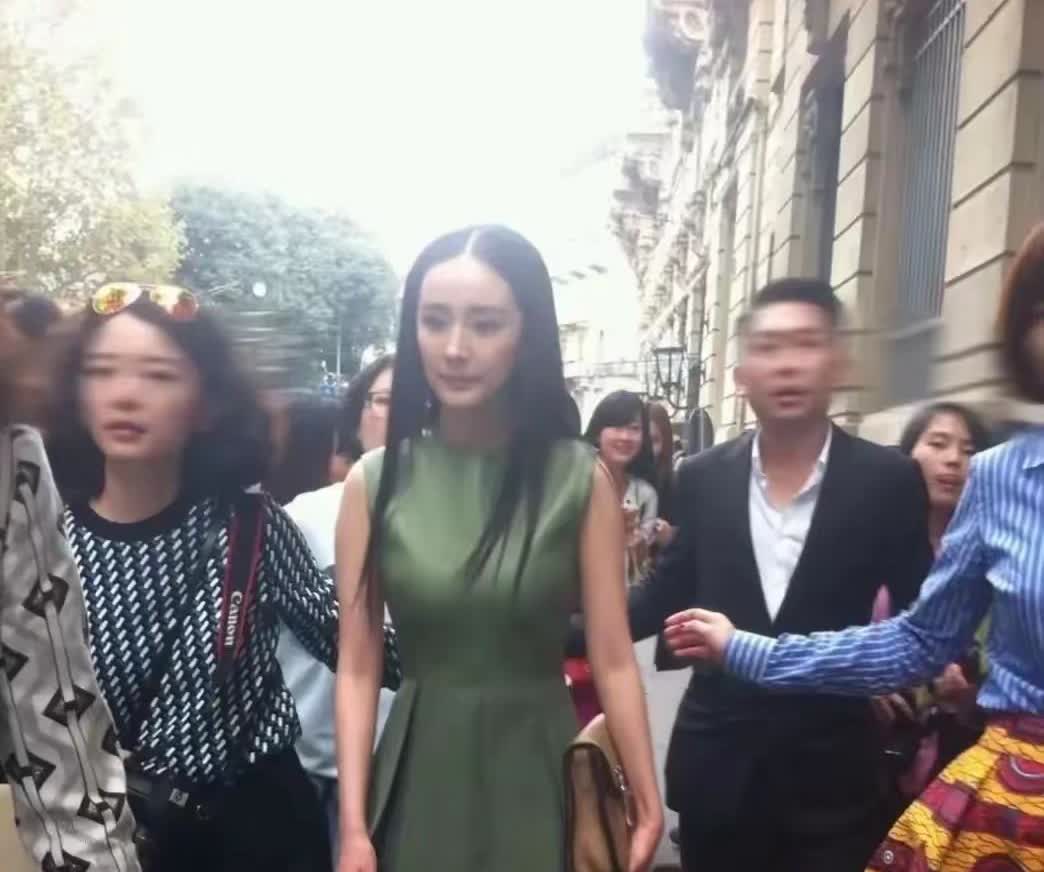 不演了！香港“顶流”何伯夫妇一周内两度干架双双被捕，妻子后脑中刀，丈夫手指被咬深