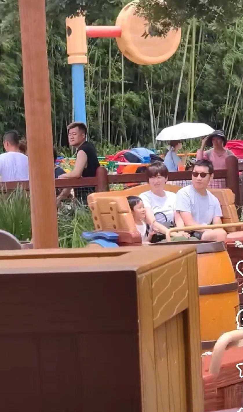 许昕一家去上海迪士尼玩了。
看到有去上海迪斯尼玩的人偶遇了许昕一家，他们一家四口