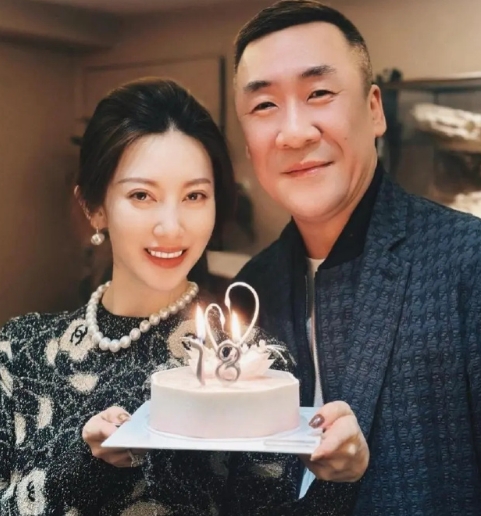 章子怡这哥虽然长得虽然不怎么样，但是嫂子可真漂亮！