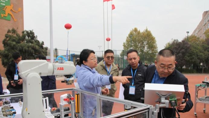 以展促聘见真章 技绽芳华育匠才∣西安技师学院预备技师作品展亮相2025年秋季校园招聘会