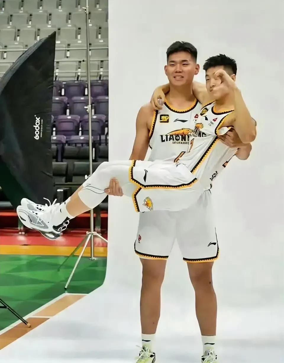 大家发现没
张峻豪和黄秋实被停赛3年
万万没想到竟有可能成为
他们提前留洋的催化