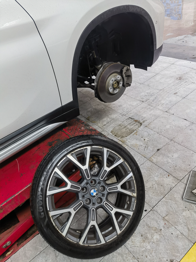 宝马的设计师要背锅
之前看论坛上说宝马的刹车片容易偏磨，我一开始还不信，现在轮到