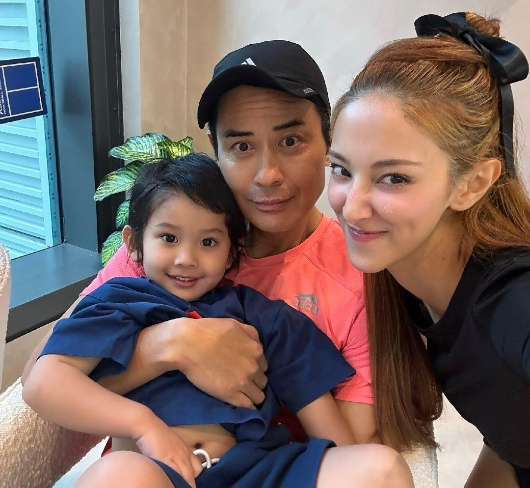 郑嘉颖和老婆陈凯琳一起带儿子到球馆打球，夫妻俩虽然年龄差距二十岁左右，但外表非常