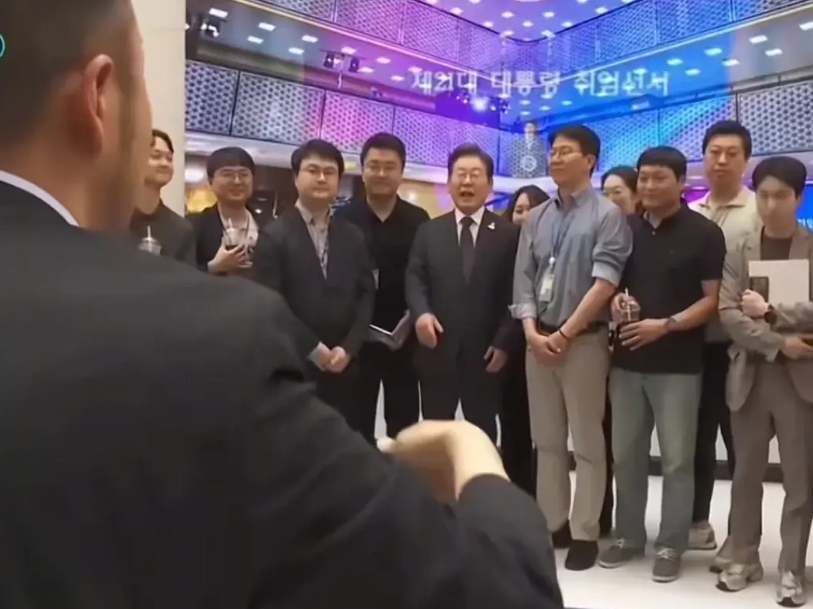 昨天李在明在总统府咖啡店与记者团们见面，收到了不少名片，并与记者们合影。
从第一