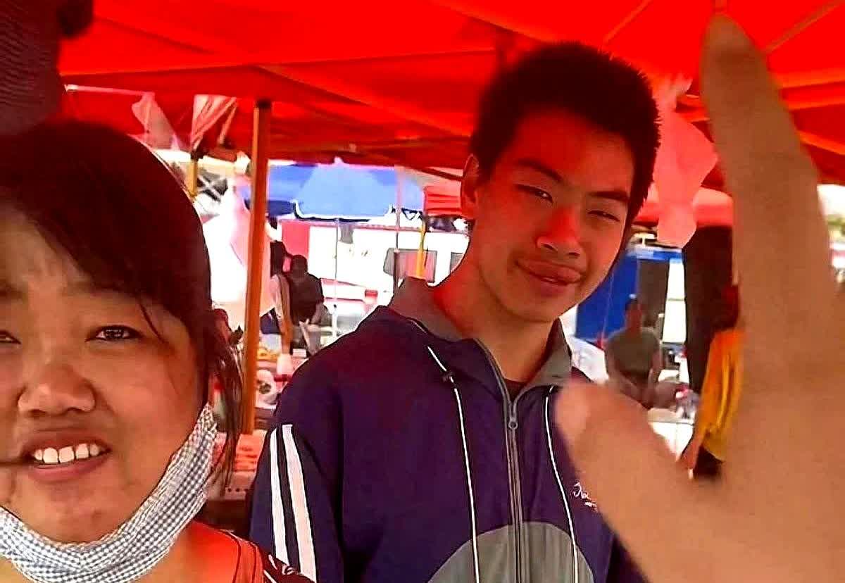 辽宁海城大集上，一男子啃完玉米喝完粥，随手转了5万给摊主。

看着手机到账提