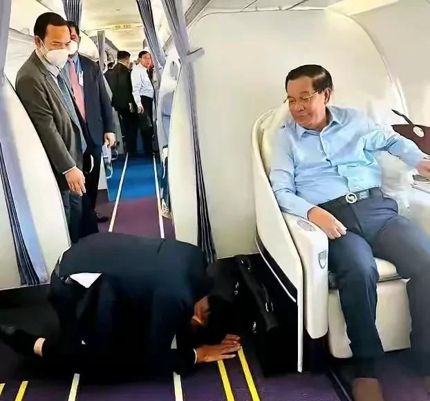 洪森享受“跪拜礼”(与国王西哈莫尼同种待遇)是理所应当！
在柬埔寨的宪法上有明确