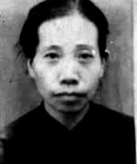 1938年寒冬，一位母亲带着儿子来到黄埔军校报名，招生员惊讶地发现她已年过四十，