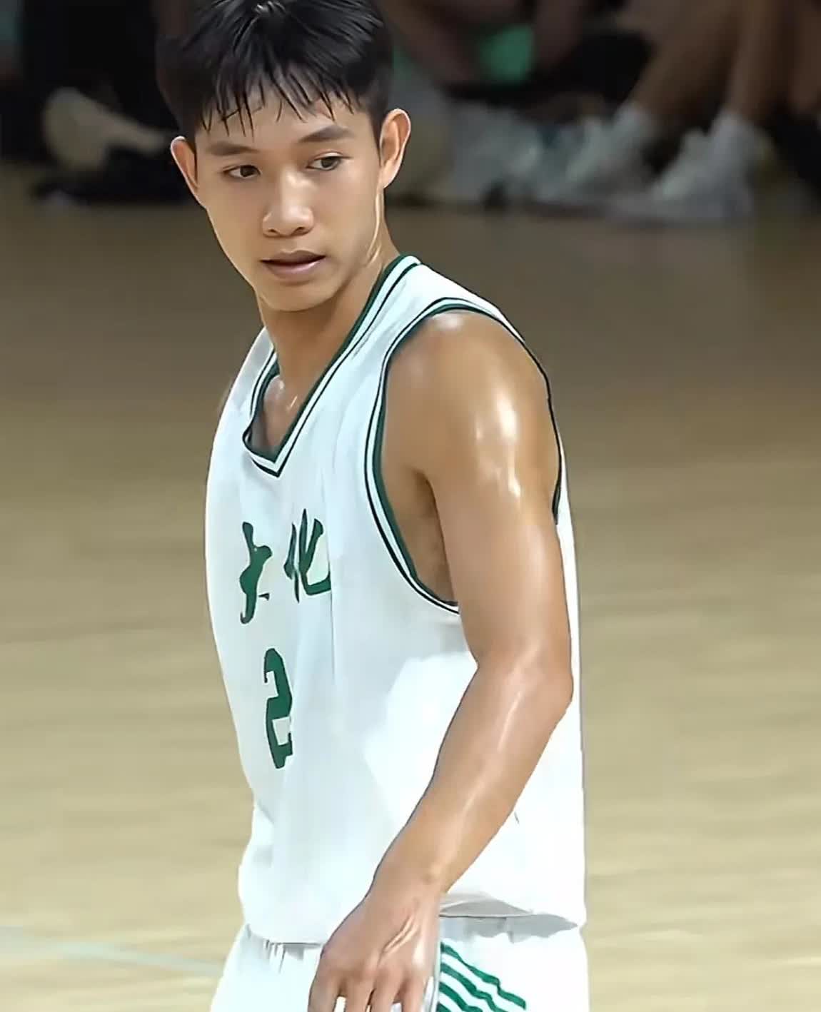 河池大化县篮球未来之星韦一锋

韦一锋，广西河大化人，20岁，身高185cm
