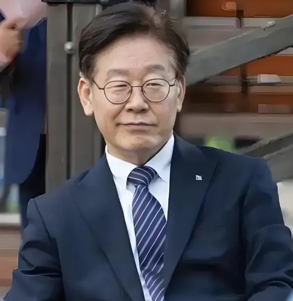 我担心李在明将来退休后，也会走韩国总统的“老路”。



李在明现在虽然是韩国总