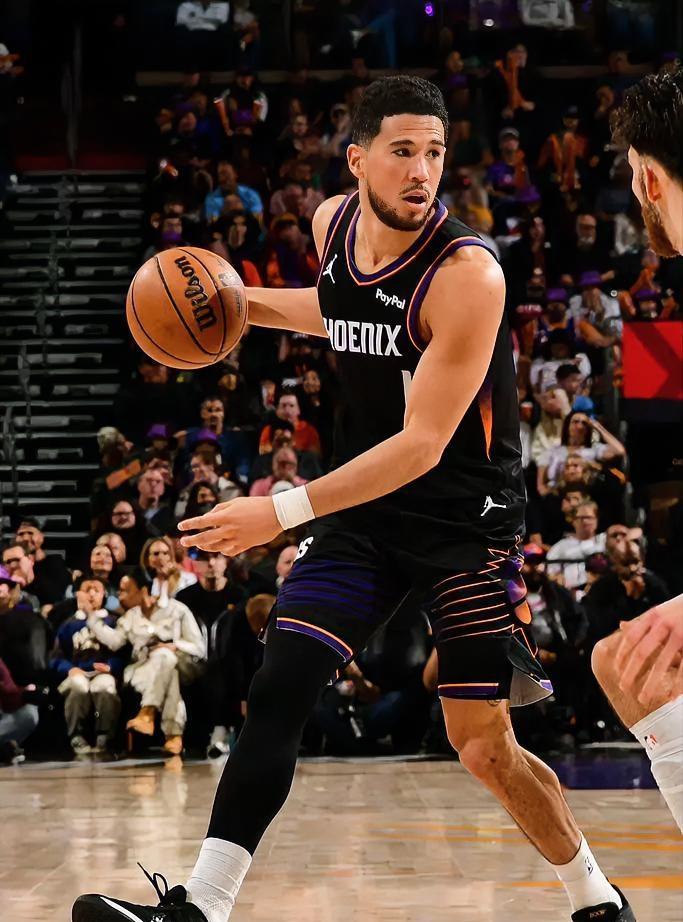 终场哨响前的致命一击！布克用一记精准三分完成准绝杀，
帮助太阳主场以108-10