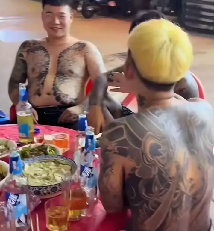 多加一个菜都得破产的精神小伙，这辈子也就这样了。