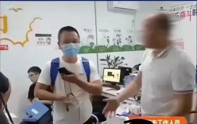 四川成都，一男子在一家粮油店购买大米七吨，一共花费2万6千8。当时存放店中打算次