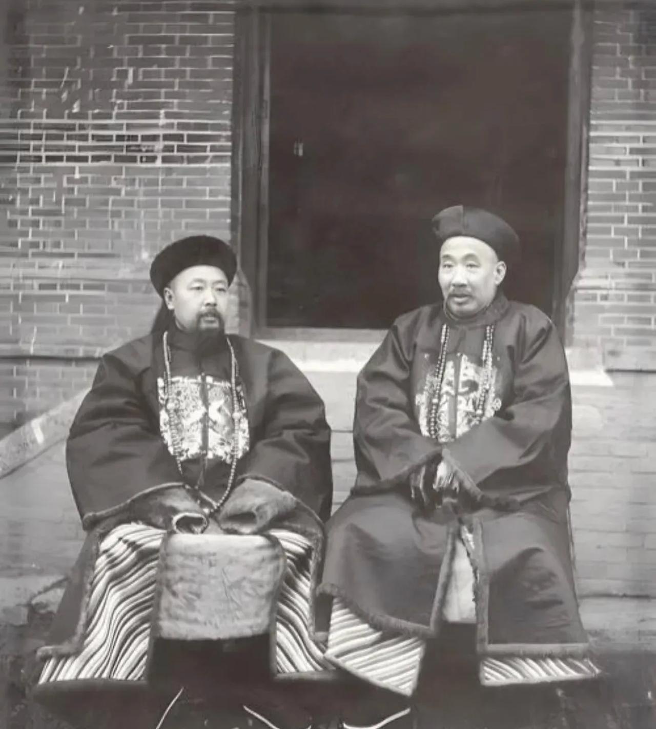 总督端方与江苏巡抚陈启泰
这两位都是晚清封疆大吏：一位是前两江总督端方（左），另