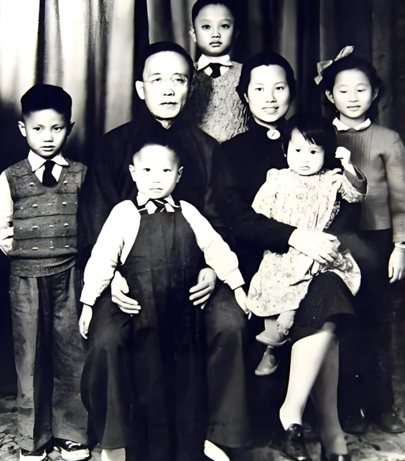 1912年洞房之夜，郭沫若见发妻太丑，拒绝同房。就在他转身要走时，发妻拉住他苦苦